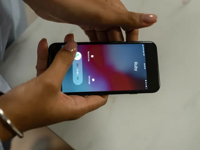 Zwei Hände halten ein Smartphone mit eingehendem Anruf
